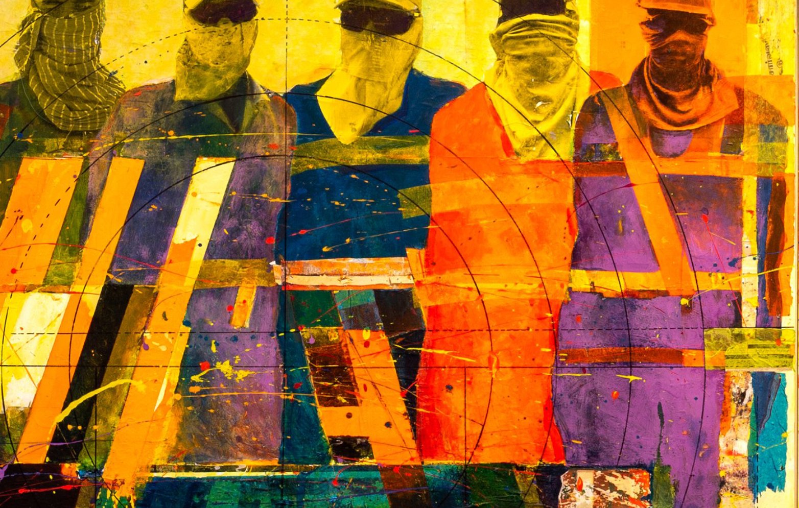 Cinq silhouettes humaines colorées, vêtues de vêtements amples et masquées, sur fond jaune.