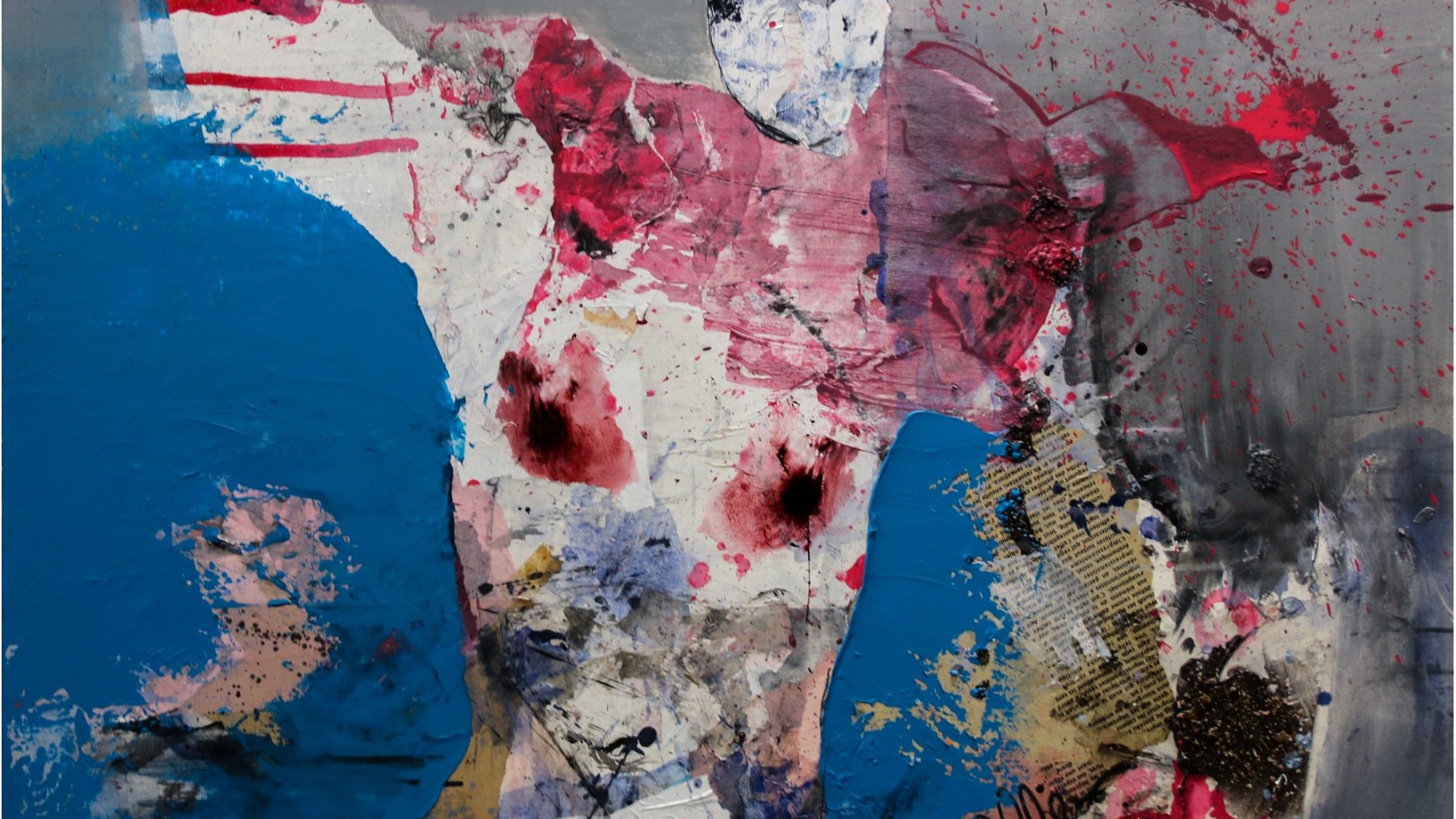 L'image présente une œuvre abstraite riche en couleurs et en textures. Au centre, une figure humaine stylisée semble se détacher sur un fond gris, avec des éclaboussures de rouge qui ajoutent une dynamique vibrante. La composition utilise des éléments mixtes, incluant des morceaux de journaux et des touches de peinture, créant un contraste saisissant entre les différentes couches. Les nuances de bleu et de rouge apportent une tension visuelle, tandis que les formes semblent suggérer des émotions fortes et complexes.
