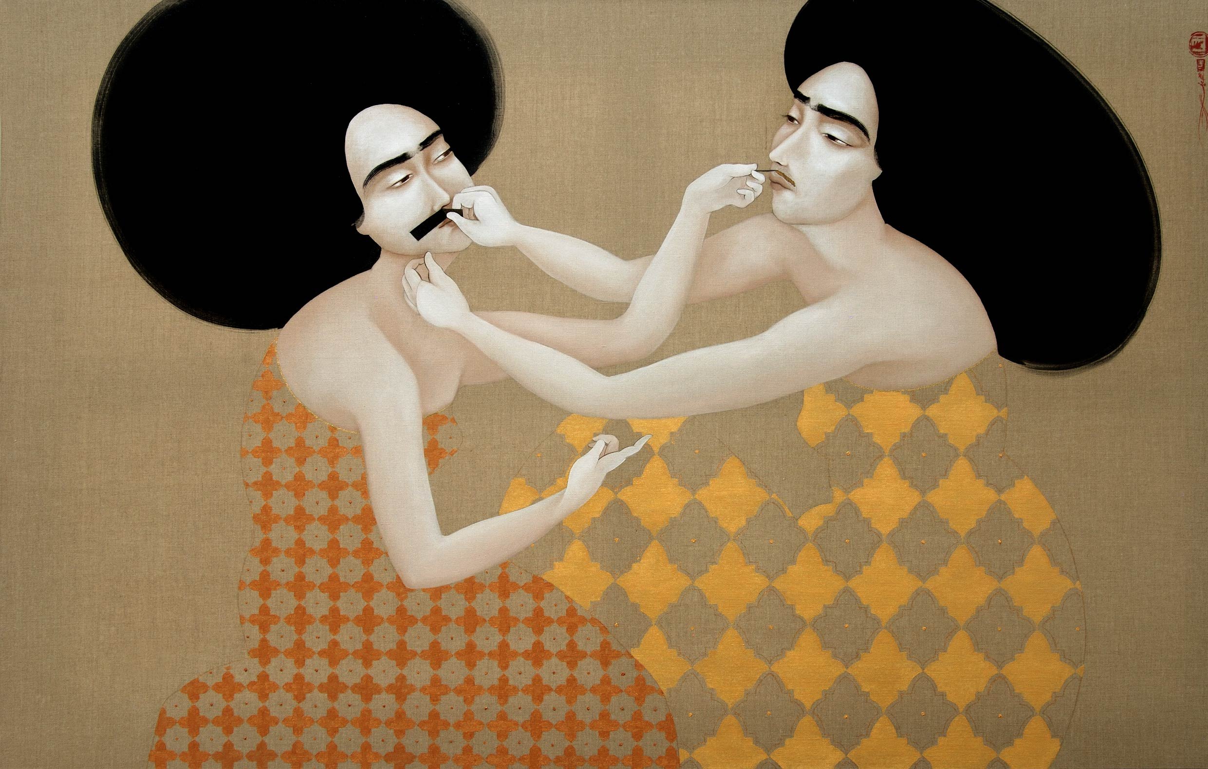 L'image montre deux figures humaines stylisées, situées dans un cadre minimaliste. Les personnages sont représentés sans vêtements, avec des motifs géométriques sur leurs corps. Ils ont de grandes chevelures volumineuses, et leurs expressions semblent concentrées. L'un des personnages pince le visage de l'autre, dans une interaction intrigante. Les couleurs sont douces, avec des tons neutres et des touches d'orange, créant une ambiance harmonieuse. Le fond est uni, mettant en valeur la simplicité et l'élégance des formes.