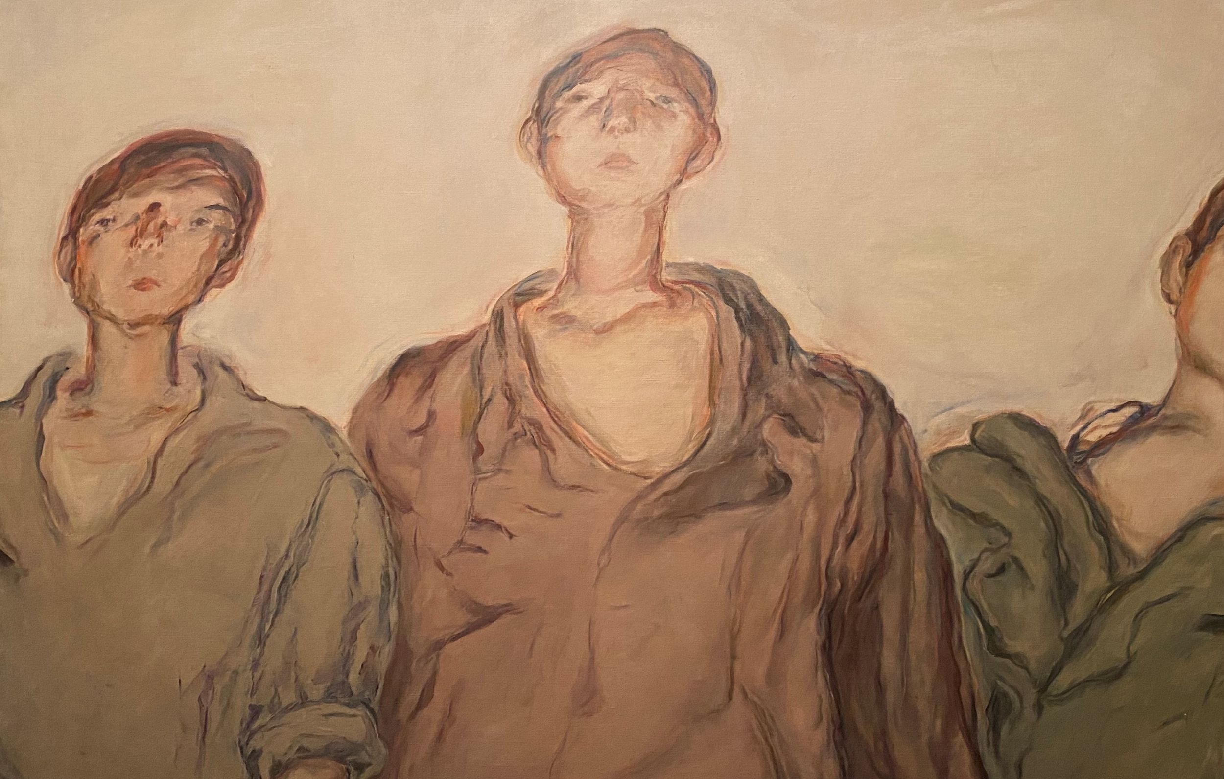 L'image montre une peinture représentant trois figures humaines. Les personnages sont représentés de manière stylisée avec des visages aux traits simplifiés et peu détaillés. Ils portent des vêtements aux couleurs neutres, allant du beige au vert, et ont des expressions neutres, presque mélancoliques. L'arrière-plan est clair, ce qui met en valeur les silhouettes. L'ensemble donne une impression de sérénité et d'introspection.