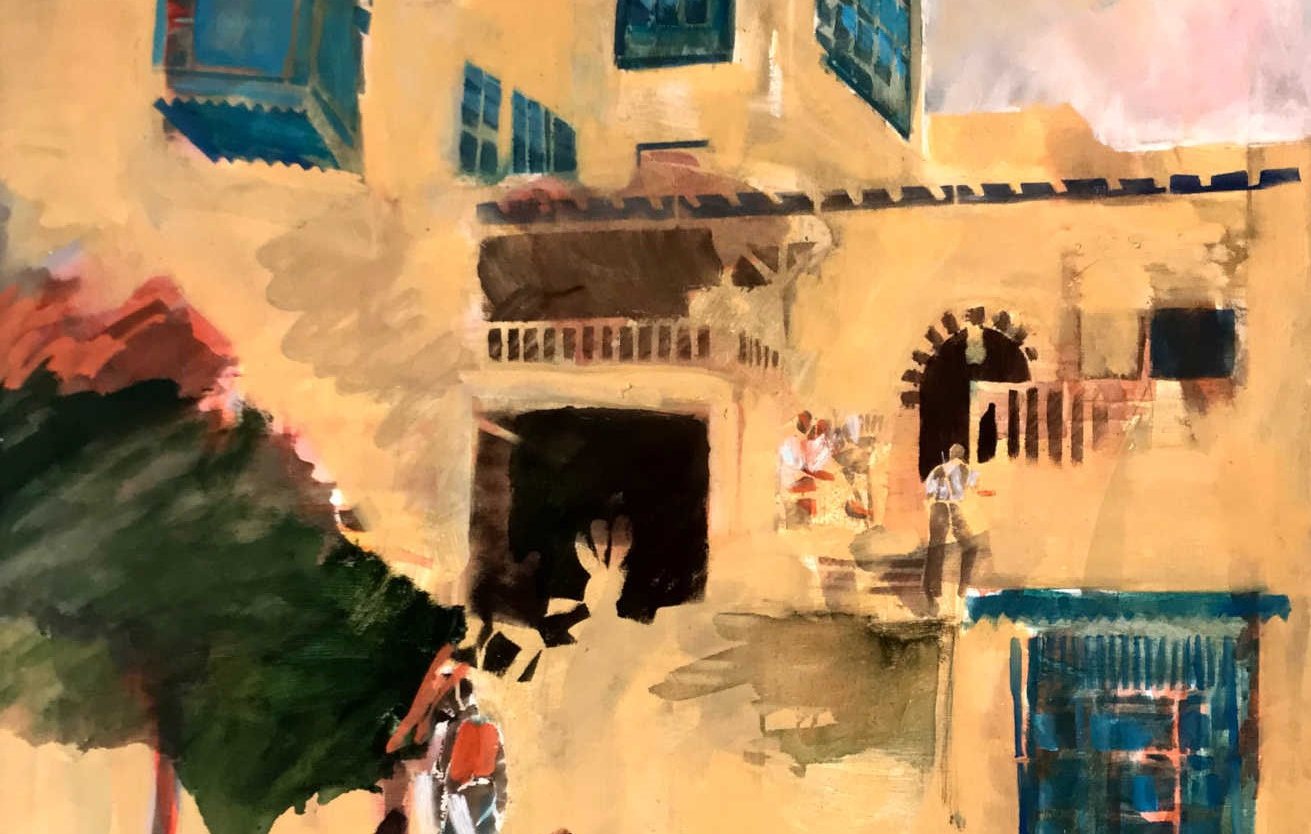 L'image représente une scène artistique d'une maison méditerranéenne, avec des murs de couleur claire et des volets bleus. On y aperçoit des personnes qui se déplacent devant le bâtiment, créant une ambiance vivante. L'arrière-plan présente un ciel légèrement nuageux, ajoutant une touche de douceur à la composition. Les éléments tels que l'arbre et l'architecture locale sont présents, renforçant l'atmosphère chaleureuse et accueillante de la scène.