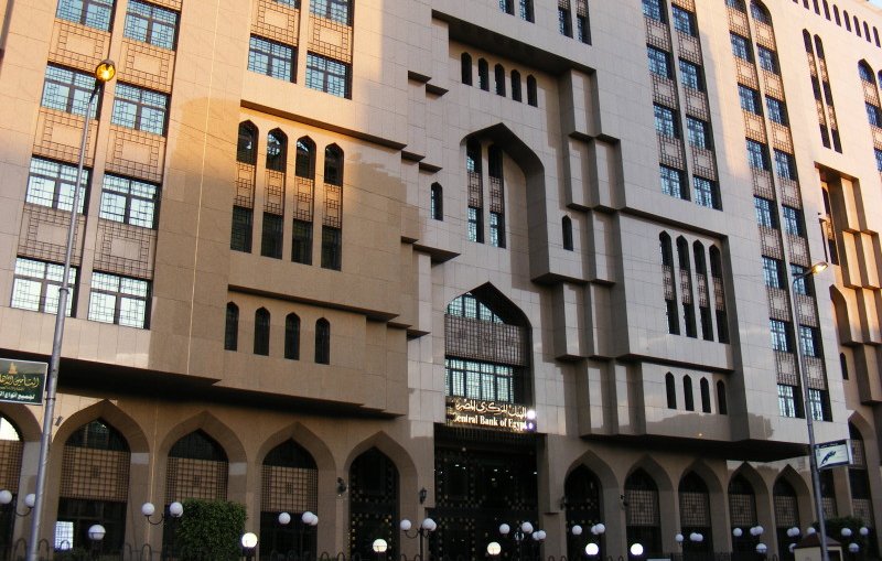 الصورة تظهر واجهة مبنى معمارية مميزة. يتكون المبنى من عدة طوابق، ويتميز بتصميم عصري يجمع بين العناصر التقليدية والحديثة. توجد نوافذ كبيرة لها أشكال هندسية رائعة، مما يمنح المبنى طابعًا أنيقًا وجذابًا. كما يظهر بعض الزخارف الإسلامية على الواجهة، مما يوضح تأثير الفن المعماري الإسلامي. الإضاءة الطبيعية تعكس جمال المبنى وتعطيه لمسة دافئة.