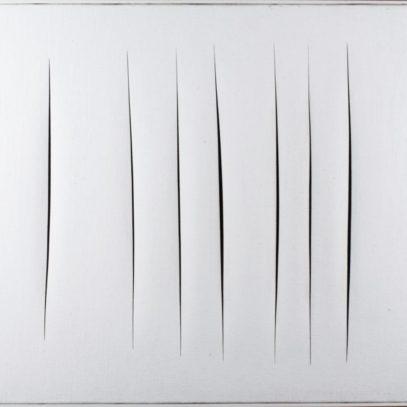 Lienzo blanco con siete hendiduras verticales, creando una sensación de profundidad y textura.