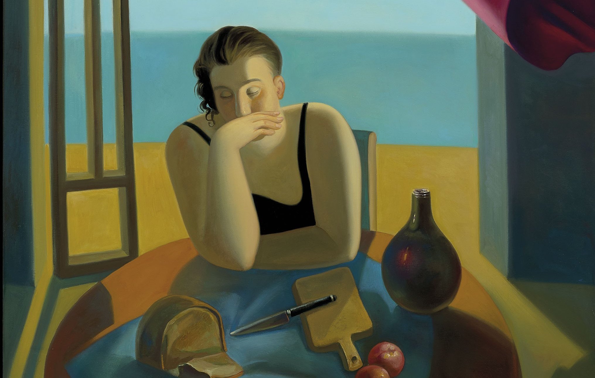 L'image représente une scène intérieure où une femme est assise à une table. Elle semble pensante, avec une main sur son menton. La table est recouverte d'une nappe bleue et des objets sont disposés dessus, y compris une bouteille, un pistolet, un morceau de pain et quelques pommes. À l'arrière-plan, une fenêtre ouverte laisse pénétrer la lumière et offre une vue sur la mer en dessous d'un ciel avec quelques nuages. La lumière crée une ambiance douce et contemplative dans cette composition artistique.