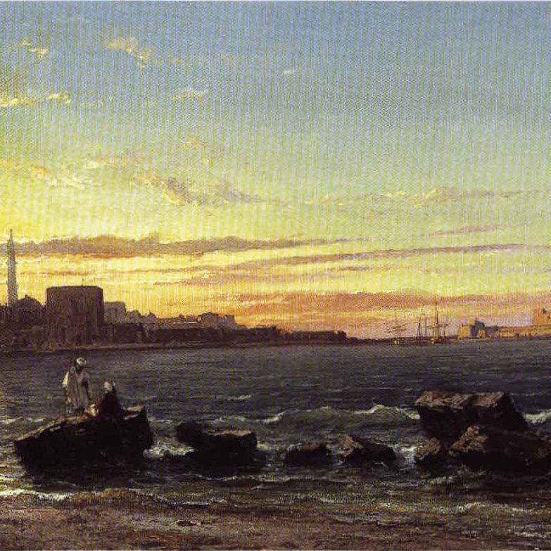 L'image représente un paysage côtier au crépuscule, avec un ciel teinté de nuances dorées et orangées. À gauche, des navigateurs près des rochers et un voilier sont visibles, tandis qu'à droite, des silhouettes de bâtiments et de structures portuaires se dessinent sur l'horizon. La lumière du soleil couchant reflète sur l'eau calmes, créant une atmosphère paisible et sereine. Le tout évoque une scène maritime typique, avec une harmonie entre la nature et l'activité humaine.