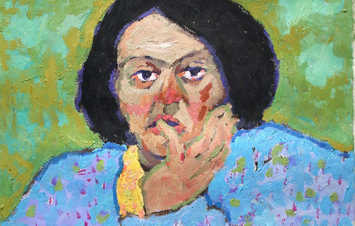Portrait d'une femme au regard pensif, vêtue d'une blouse bleue et d'un collier jaune.