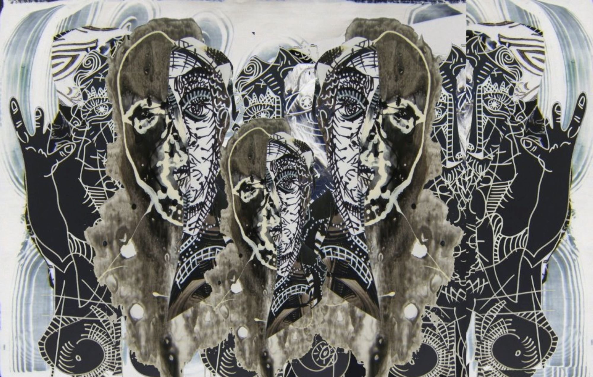 L'immagine presenta un collage artistico che combina figure umane stilizzate con elementi grafici astratti. Al centro, si vedono volti schematici e simmetrici, con tratti neri e linee decorative. Sullo sfondo, ci sono motivi intricati che richiamano forme naturali e geometriche, creando un contrasto visivo interessante. L'uso del bianco e nero è predominante, con sfumature che aggiungono profondità e dinamismo all'opera. I gesti delle mani sembrano comunicare un messaggio o un simbolo di pace.