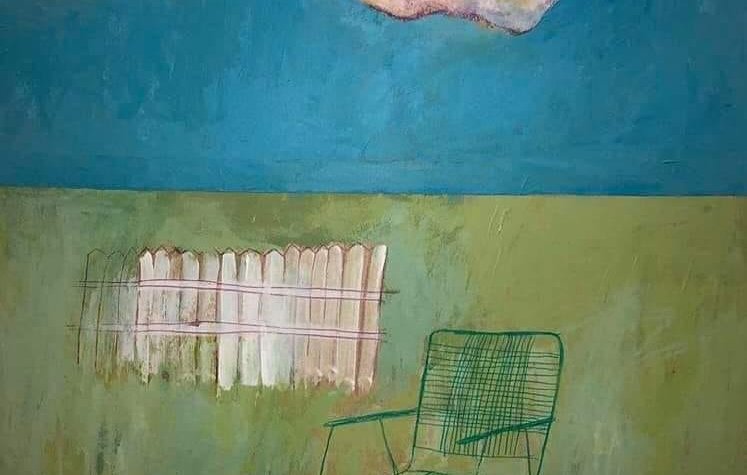 L'image représente une scène abstraite et minimaliste. On y voit un ciel bleu avec un soleil rayonnant et un nuage pastel flottant. Le sol est d'un vert uni et une clôture blanche est visible à l'arrière-plan. Au centre, il y a une chaise de jardin en métal aux lignes simples, dessinée avec un contour vert. L'ensemble dégage une atmosphère calme et contemplative, évoquant des moments de détente en plein air.