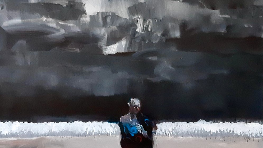 Cette image représente une scène abstraite et contemplative. Au premier plan, on aperçoit une silhouette humaine, debout sur une plage, au bord de l'eau. L'arrière-plan est dominé par des nuages sombres et en nuances de gris, créant une atmosphère pesante. La mer est calme, avec une ligne blanche qui évoque le reflets des vagues sur le sable. Les couleurs utilisées renforcent le contraste entre la silhouette et le paysage, mettant en avant l'isolement du personnage. L'ensemble dégage une impression de mélancolie et de réflexion.