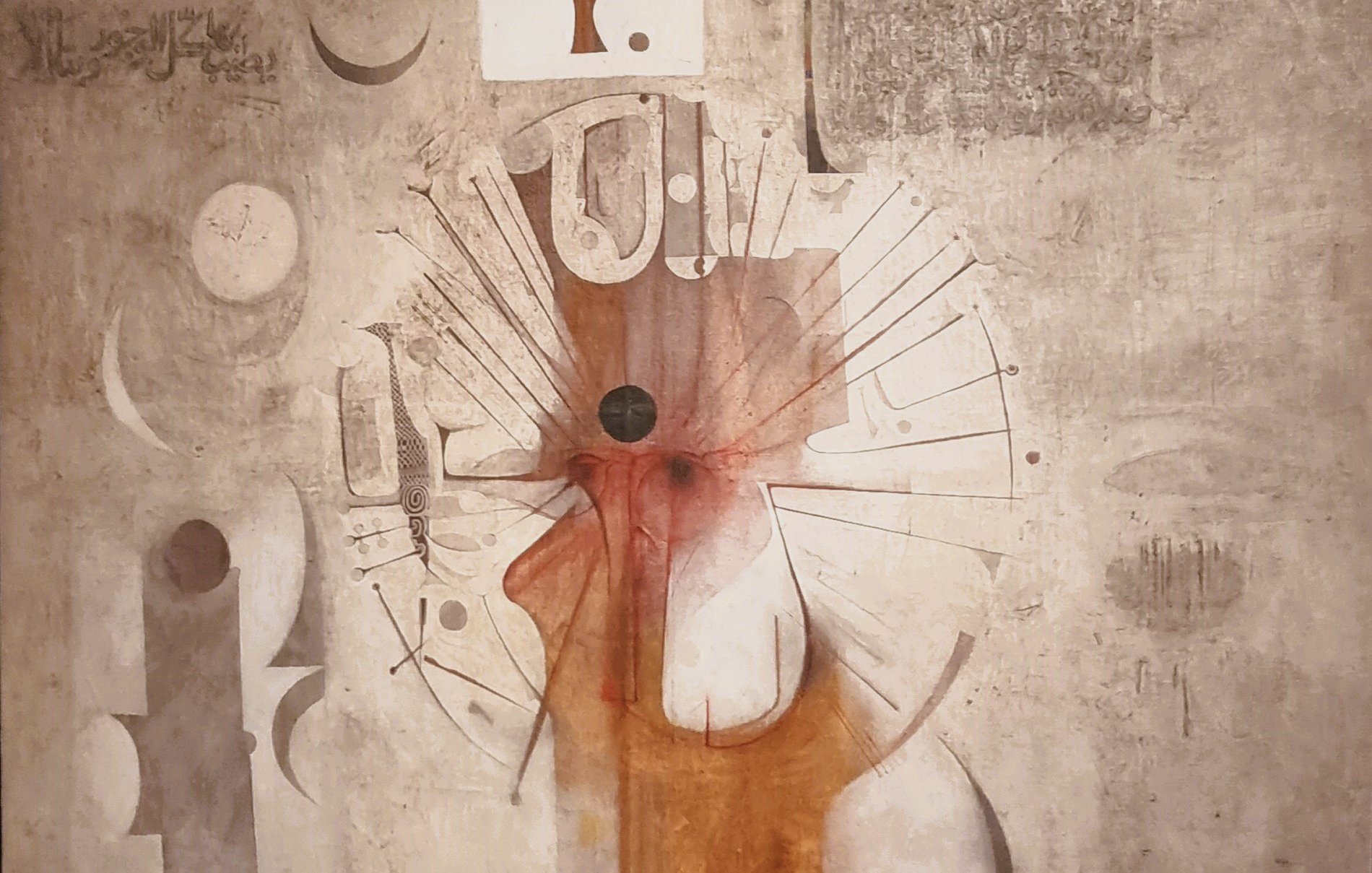 L'image présente une œuvre d'art abstraite, dominée par des formes géométriques et des lignes. On peut y apercevoir des cercles, des demi-cercles et des traits qui semblent interagir de manière complexe. Les couleurs sont plutôt neutres, avec des nuances de blanc, de gris et quelques touches de brun. L'ensemble dégage une atmosphère mystérieuse, où chaque élément évoque une sorte de narration visuelle. Le contraste entre les formes et les teintes crée un équilibre saisissant, invitant à l'interprétation et à l'exploration des significations.