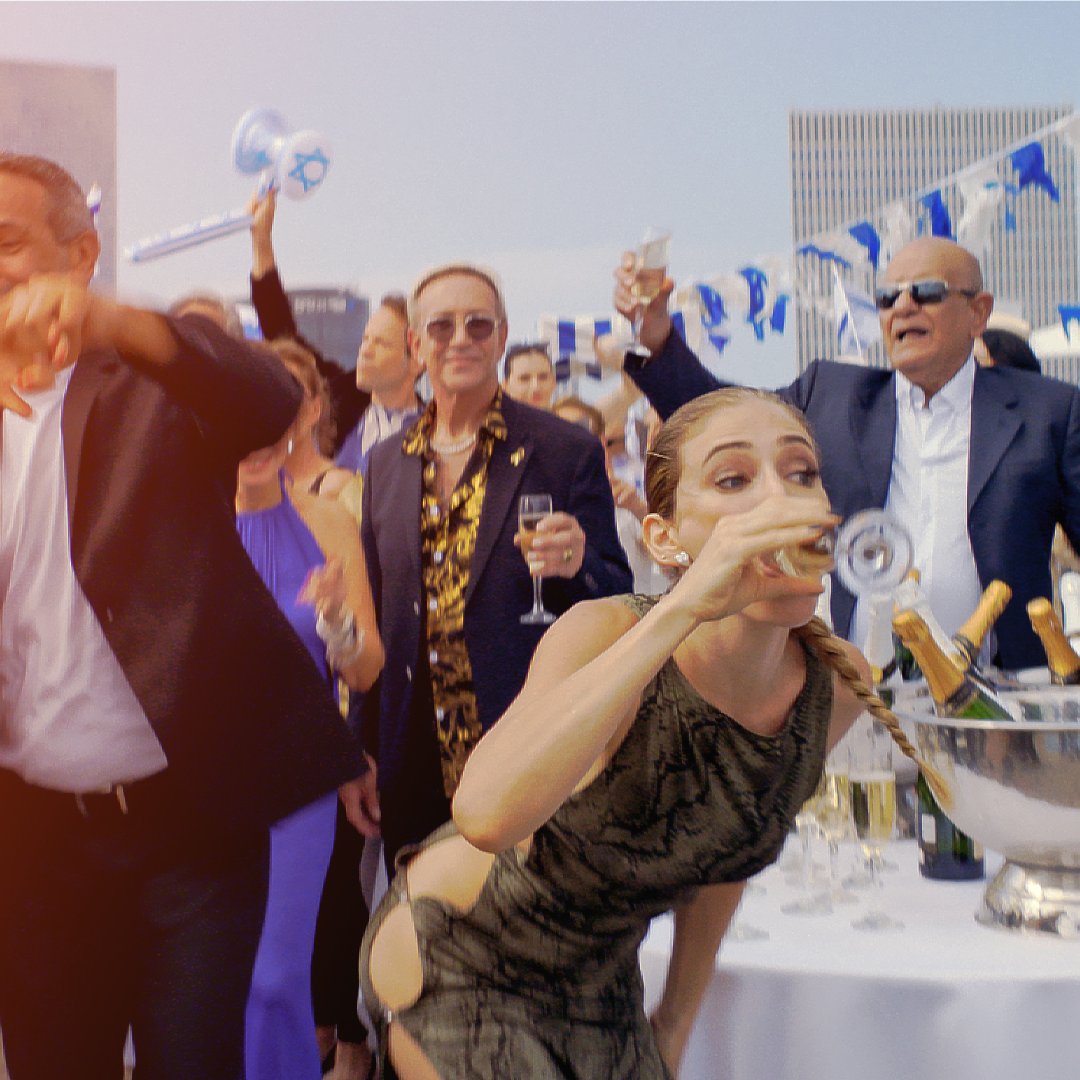 Une fête animée avec des gens dansant et célébrant, des verres à la main.