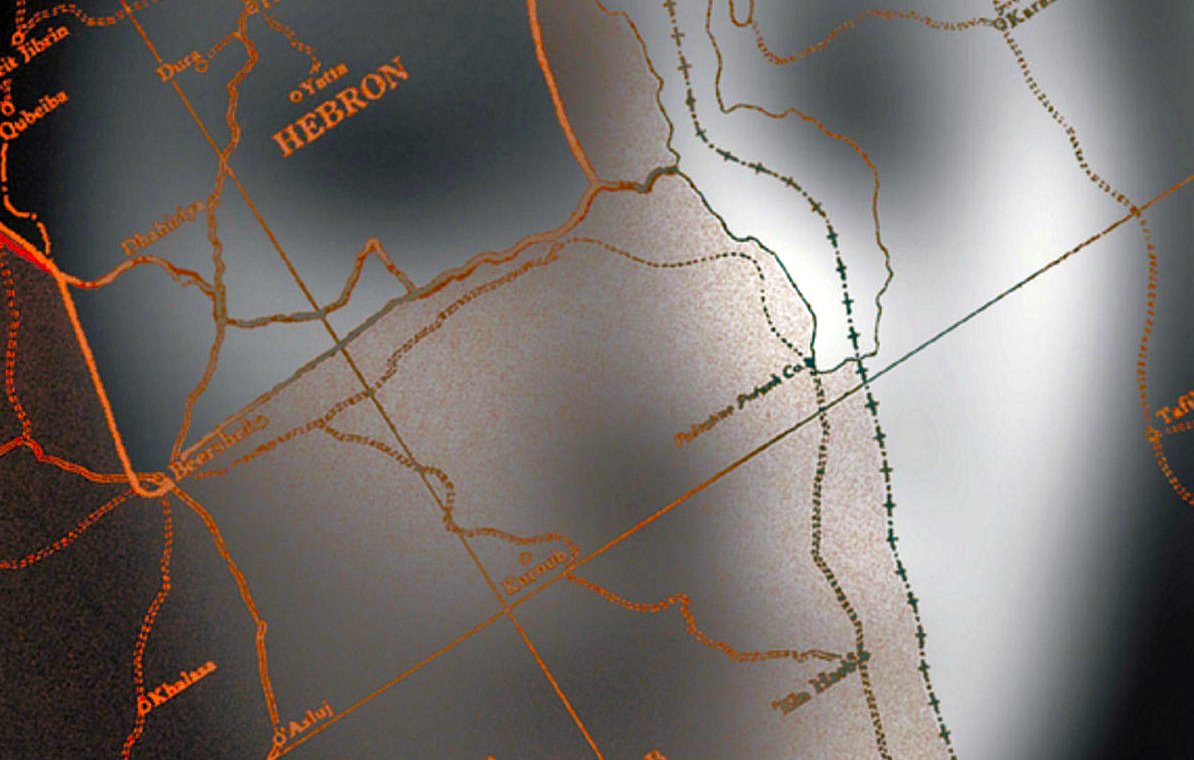L'image semble être une carte ou un plan représentant une région géographique, probablement au Moyen-Orient en raison des noms mentionnés, comme Hébron et Beer-Sheva. Les détails sont présentés dans des tons sombres avec des lignes orange. Certaines zones semblent floues ou obscurcies, ce qui pourrait indiquer une représentation artistique ou une autre forme d'interprétation visuelle. Des routes ou des frontières peuvent également être visibles, ajoutant un aspect structurel à la carte.