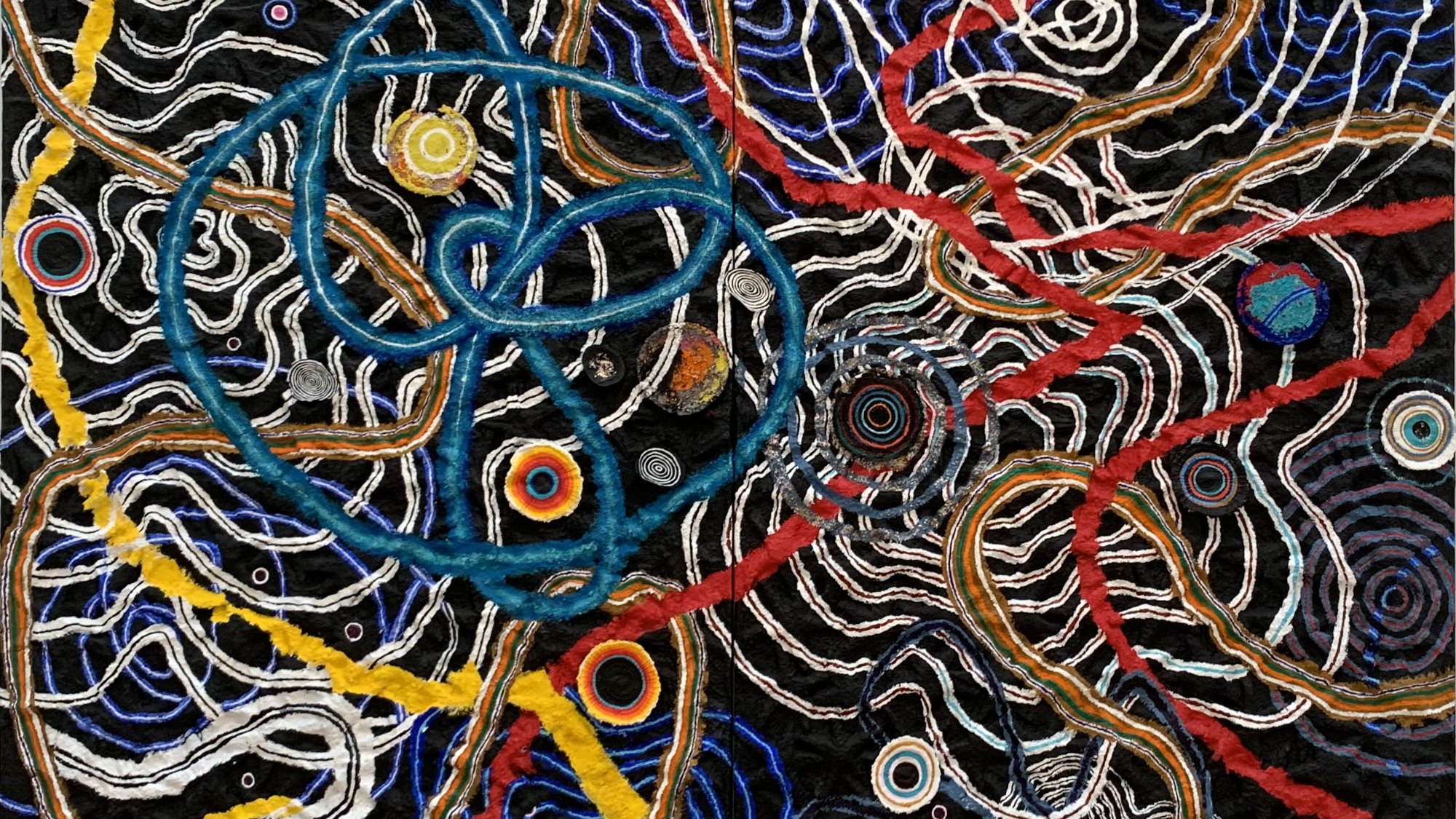 تظهر الصورة تصميمًا معقدًا يتميز بأشكال متداخلة تمثل خطوطًا وألوانًا متنوعة. تتداخل الألوان الزاهية مثل الأزرق والأحمر والأصفر مع الخلفية الداكنة، creating a sense of عمق وحركة. يبدو أن الأشكال تشكل شبكة أو نظامًا، مع دوائر متكررة ونمط تجريدي يعكس أنواعًا من الأبعاد أو المسارات. يمكن أن يثير هذا التصميم تأملات في الطبيعة أو الفضاء أو الأنماط المعقدة في الحياة.