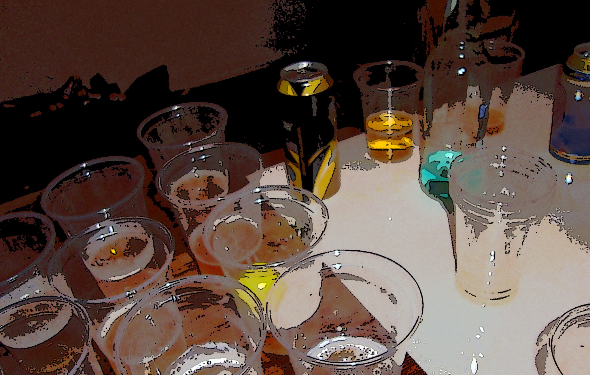 تظهر الصورة مجموعة من الأكواب البلاستيكية الشفافة، بعضها يحتوي على سوائل، بينما أخرى فارغة. هناك ألوان مختلفة للسوائل، بما في ذلك الأصفر والأبيض، مع علبة مشروبات في المنتصف. يبدو أن المكان قد تم استخدامه للاحتفال أو التجمع، حيث تشهد الفوضى على استخدام الأكواب.