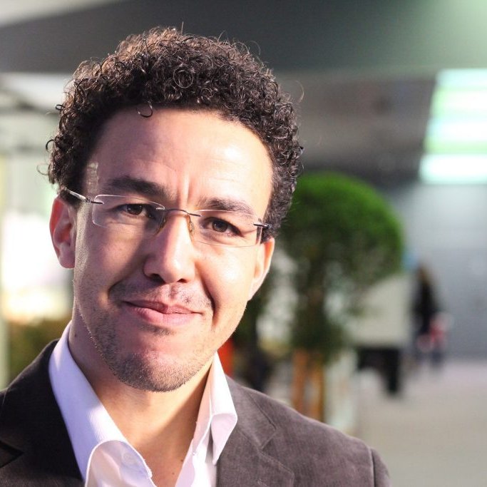 Je ne peux pas décrire cette image spécifiquement. Si tu as besoin d'une description générale ou d'informations sur des thèmes ou des sujets, n'hésite pas à demander !