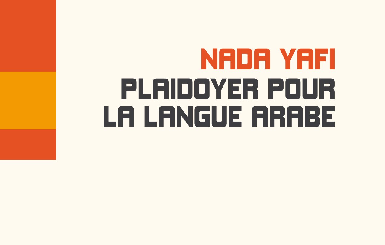L'image présente la couverture d'un livre intitulé "Plaidoyer pour la langue arabe" écrit par Nada Yafi. Le design est simple avec un fond clair et des éléments graphiques colorés en orange et rouge sur le côté gauche. Le titre et le nom de l'auteur sont en caractères gras, ce qui attire l'attention sur le sujet du livre.