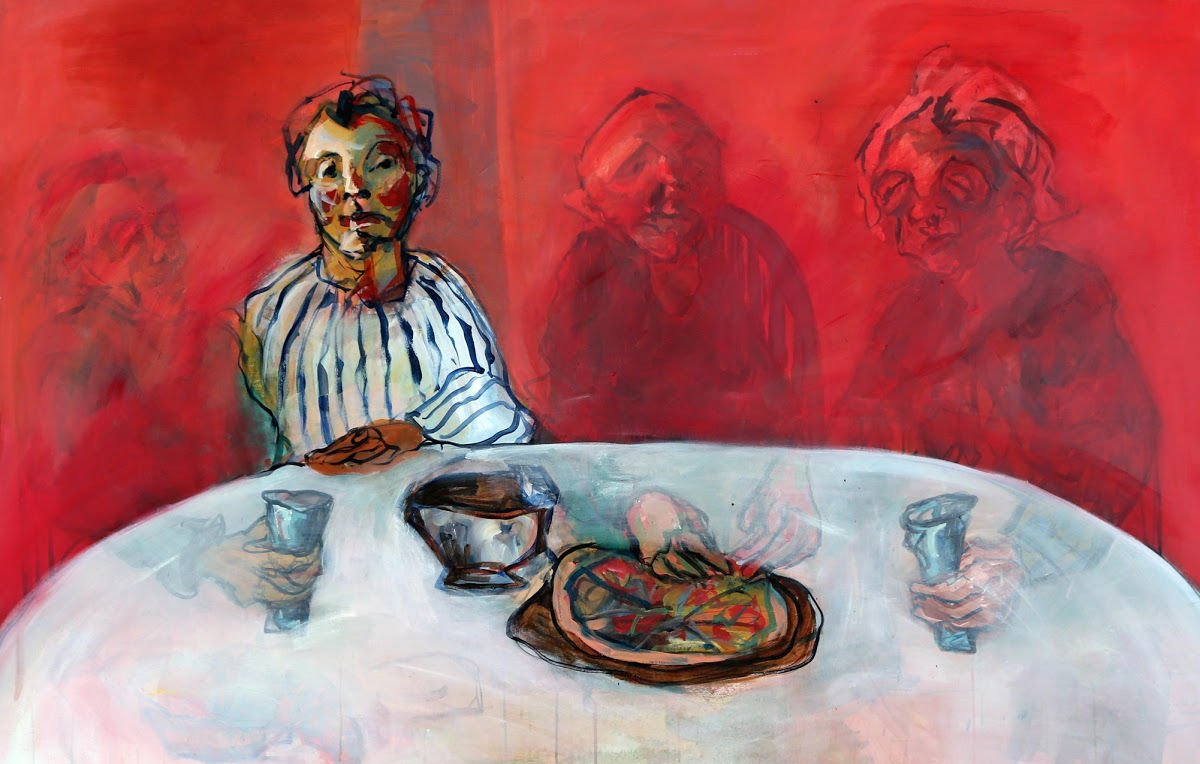 L'image représente une scène de table, où une femme est assise devant un plat de pizza. Elle a une expression calme et contemplative, et porte une chemise à rayures. Le fond est d'un rouge vif, ce qui crée une atmosphère intense. On peut apercevoir des silhouettes floues derrière elle, suggérant d'autres personnes présentes, mais leurs traits ne sont pas clairement définis. La composition est à la fois colorée et expressive, évoquant une ambiance de repas partagé et de rencontre.