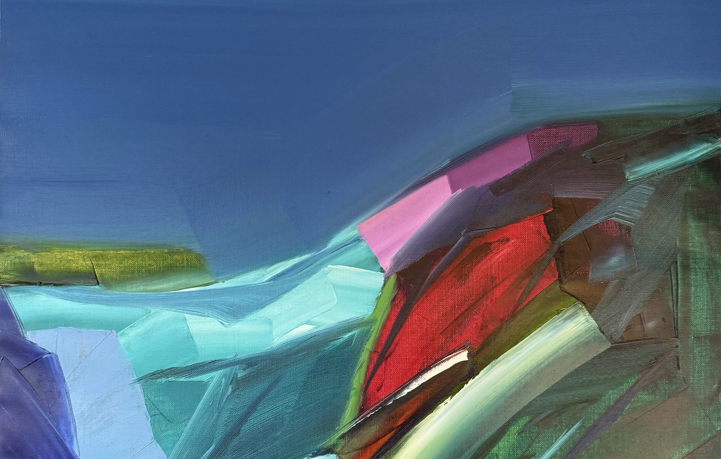 L'image présente une scène abstraite représentant un paysage marin. On peut y voir des formes angulaires et des couleurs vives, allant du bleu profond de la mer à des touches de rouge, de rose et de vert. La composition semble évoquer des vagues se heurtant à des falaises ou des rochers, ajoutant une dynamique à l'ensemble. Le ciel, d'un bleu clair, contraste avec les couleurs riches et vibrantes de la terre et de l'eau en dessous. L'ensemble dégage une impression de mouvement et d'énergie.