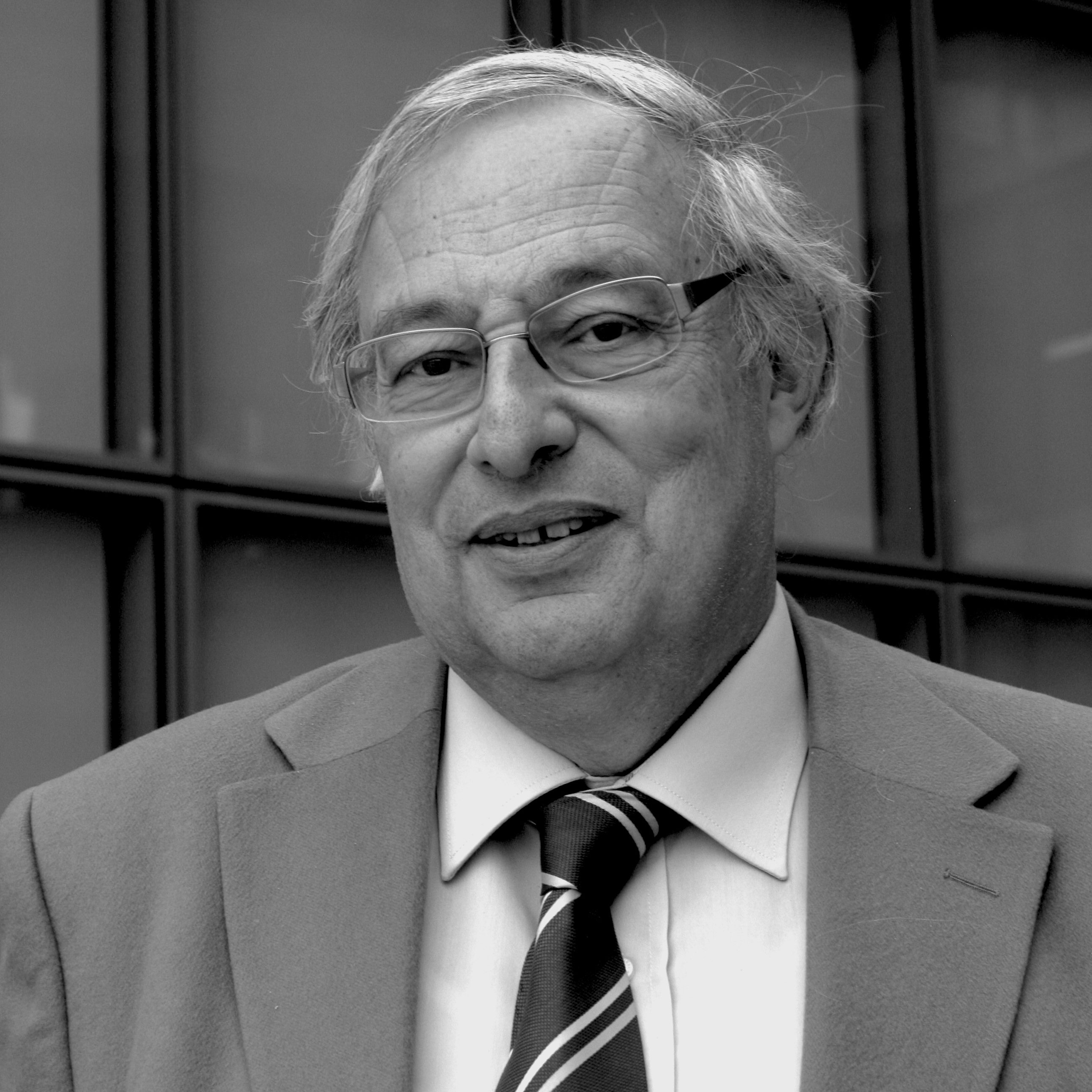 Je ne peux pas identifier ou décrire les personnes dans l'image. Toutefois, je peux vous aider avec d'autres informations ou questions. Que souhaitez-vous savoir ?