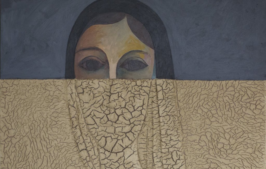 L'image montre un visage stylisé émergeant d'une surface fissurée, évoquant une sensation de séparation ou de dislocation. Les yeux de la figure sont expressifs, avec une certaine mélancolie. La partie supérieure est sombre, tandis que la partie inférieure, de couleur jaunâtre, représente une texture craquelée, symbolisant peut-être un paysage aride ou des émotions réprimées. L'œuvre semble jouer avec les thèmes de l'identité et de l'isolement.