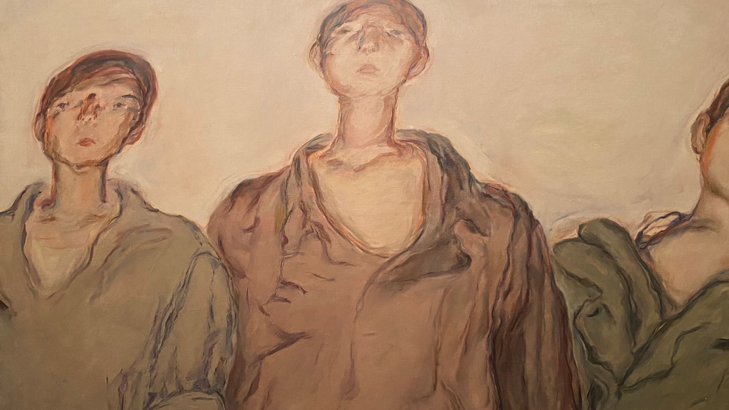 L'image montre une peinture représentant trois figures humaines. Les personnages sont représentés de manière stylisée avec des visages aux traits simplifiés et peu détaillés. Ils portent des vêtements aux couleurs neutres, allant du beige au vert, et ont des expressions neutres, presque mélancoliques. L'arrière-plan est clair, ce qui met en valeur les silhouettes. L'ensemble donne une impression de sérénité et d'introspection.