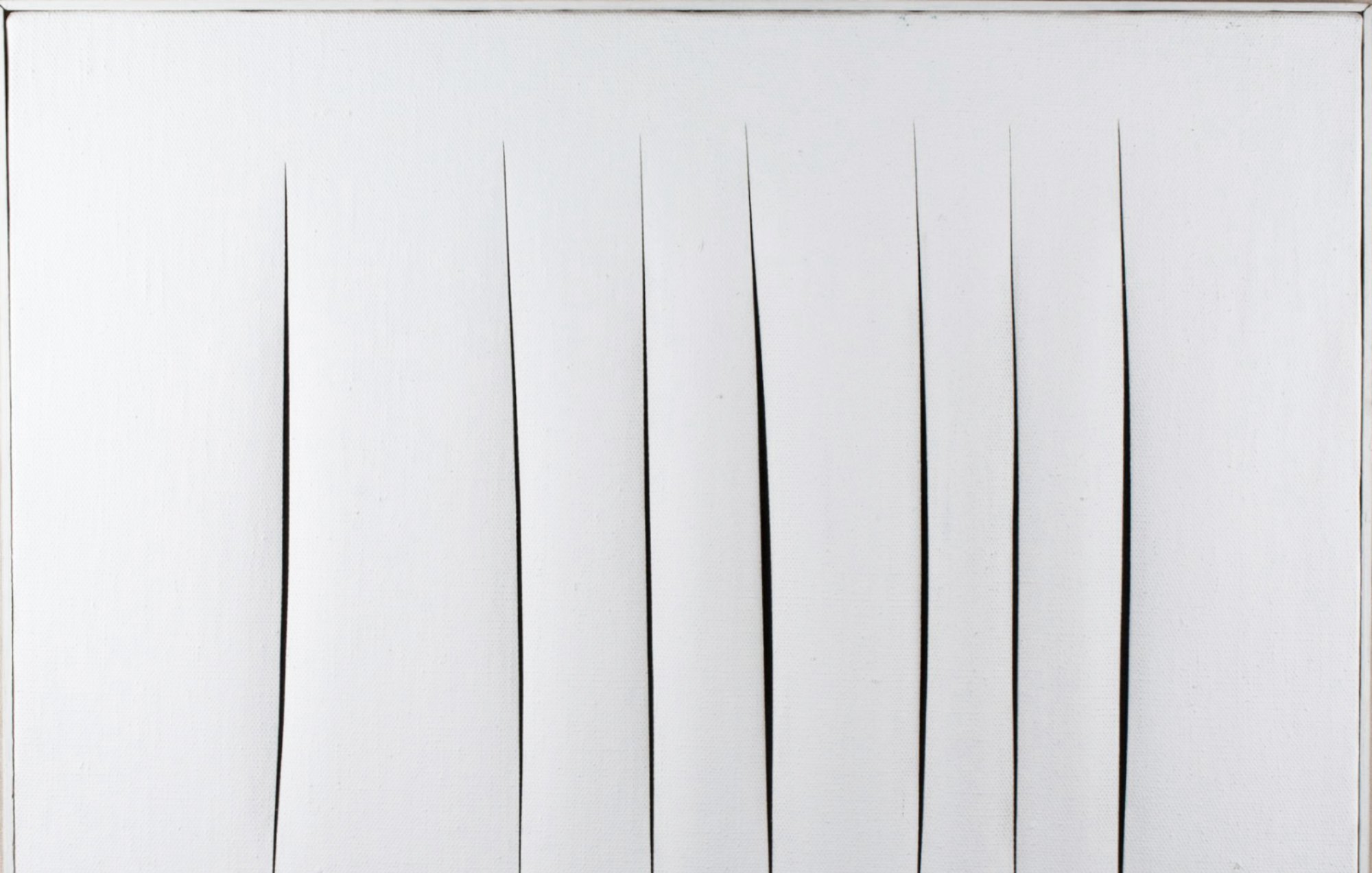 Lienzo blanco con siete hendiduras verticales, creando una sensación de profundidad y textura.