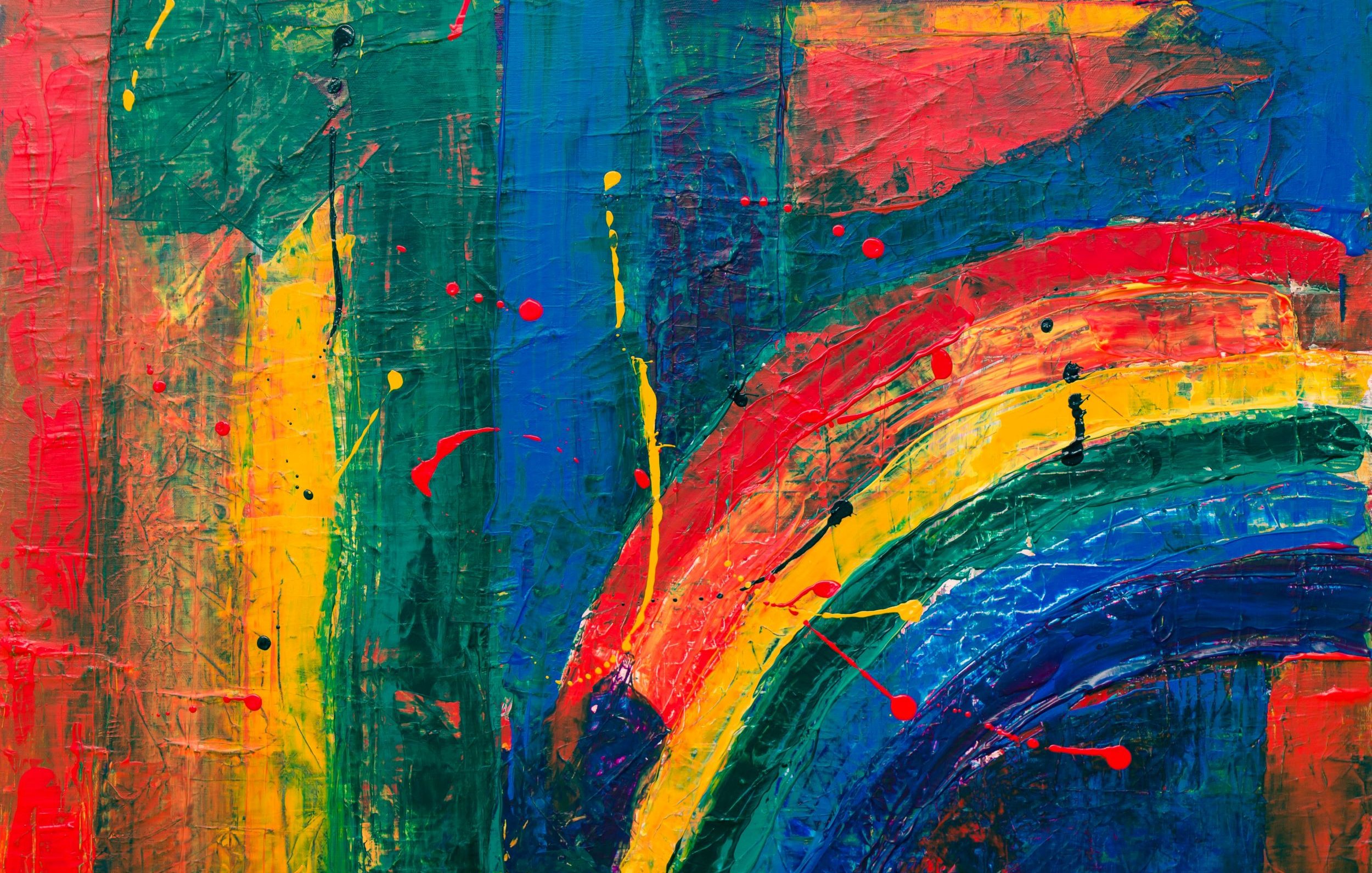 L'image montre une œuvre d'art abstraite avec des couleurs vives. On peut y voir des nuances de rouge, de jaune, de bleu et de vert, créant une composition dynamique. Un arc-en-ciel, formé de bandes colorées, ajoute une touche joyeuse à l'ensemble. Des éclaboussures de peinture rouge et noire accentuent le mouvement et la texture de l'œuvre. L'ensemble donne une impression de vitalité et d'énergie.