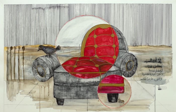 L'image représente un fauteuil stylisé, avec des coussins rouges et un revêtement gris. À côté du fauteuil, on peut voir un petit oiseau posé sur l'accoudoir. L'arrière-plan est constitué de lignes verticales qui donnent une impression de texture. Il y a également des éléments circulaires sur le fauteuil, mettant en valeur certaines parties, ainsi qu'une inscription en arabe sur le côté gauche, ajoutant une dimension culturelle à l'œuvre. La composition joue sur des contrastes de couleurs et des formes, créant une atmosphère à la fois moderne et artistique.