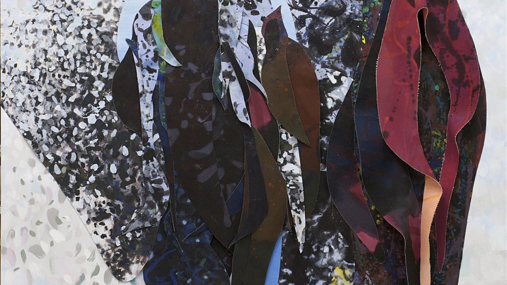 Cette image présente une composition abstraite, où des formes découpées en couches se superposent. Les éléments semblent représenter des silhouettes ou des motifs organiques, avec des textures qui évoquent des pierres ou des surfaces granuleuses. Les couleurs varient du sombre au vibrant, incluant des teintes de noir, de bleu et de rouge, qui se mélangent dans un fond clair, créant un contraste dynamique. L'ensemble dégage une impression de mouvement et de profondeur, invitant à une exploration visuelle.