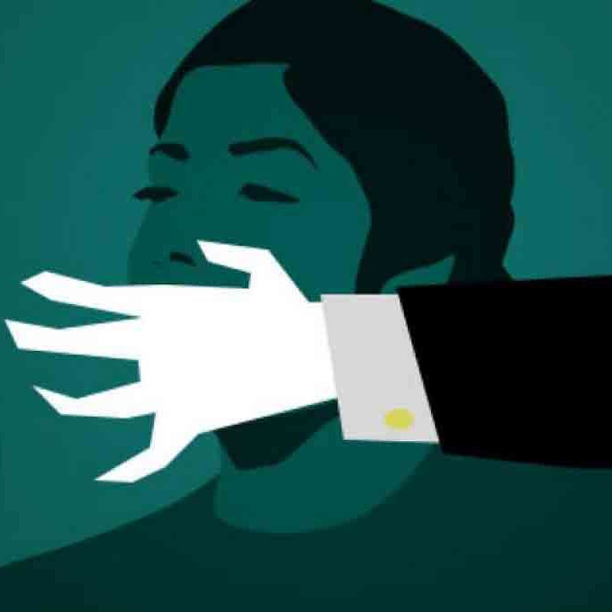 L'image représente une silhouette stylisée d'une personne avec les yeux fermés, dans une teinte verte. Une main blanche, sortie d'un bras vêtu d'une chemise noire, se dirige vers son visage, comme pour l'inciter à se taire. L'ensemble de l'image évoque une atmosphère de tension ou de contrôle, utilisant des contrastes de couleurs pour accentuer l'effet dramatique.