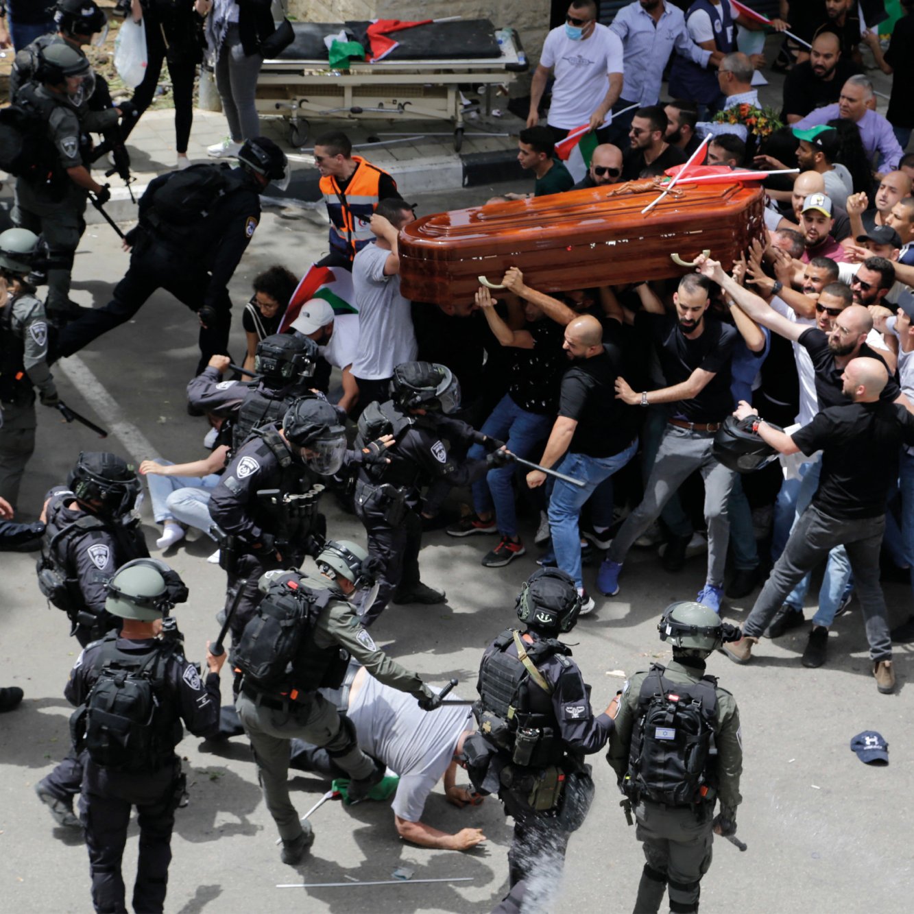 Des manifestations violentes avec des policiers en tenue anti-émeute et un cercueil.