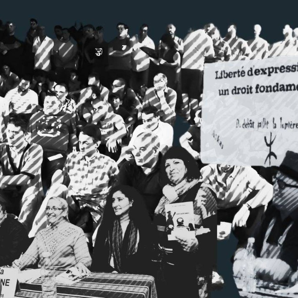 Des manifestants réunis, portant des pancartes sur la liberté d'expression.