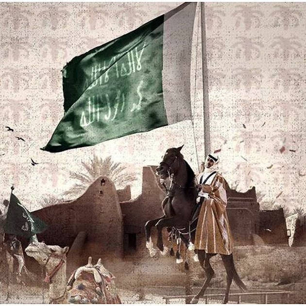 L'image représente une scène symbolique, probablement liée à la culture ou l'histoire du monde arabe, avec des cavaliers sur des chevaux portant des drapeaux. Au centre, un grand drapeau vert, qui semble être le drapeau saoudien, flotte majestueusement. En arrière-plan, on peut apercevoir des éléments architecturaux traditionnels ainsi que des silhouettes de palmiers, évoquant un paysage désertique. L'atmosphère générale semble célébrer un héritage culturel riche et une certaine histoire.