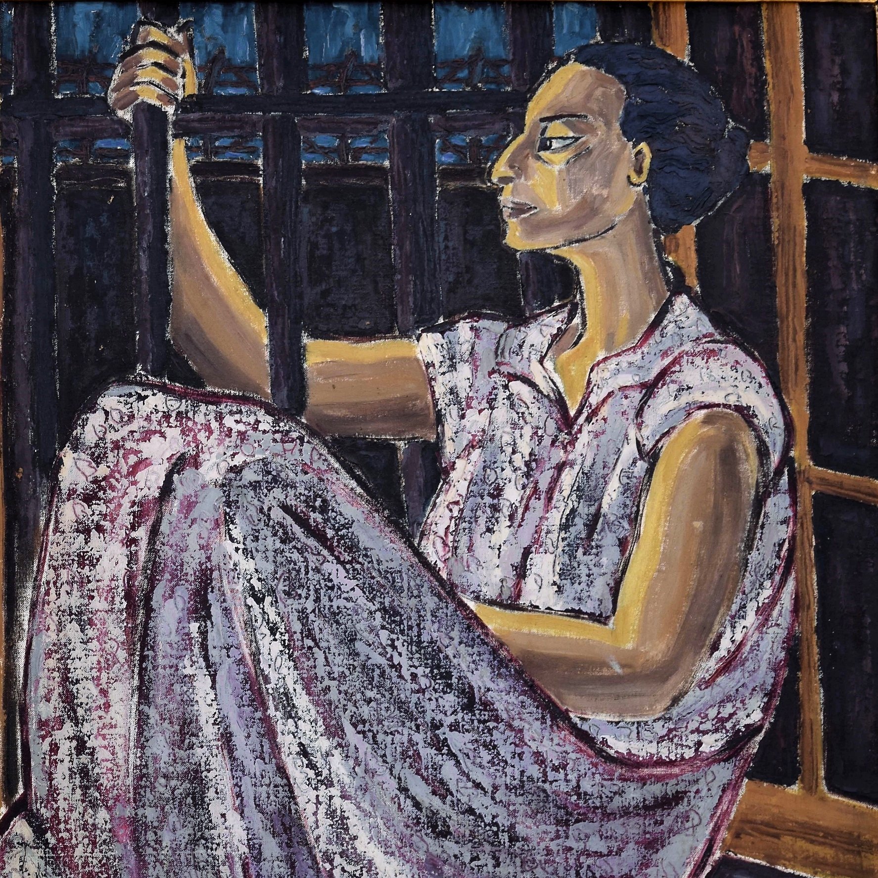 L'image représente une femme assise sur le sol, les jambes repliées. Elle semble contemplative, regardant à travers des barreaux, ce qui suggère un sentiment d'emprisonnement ou de solitude. Elle porte une robe à motifs. Les couleurs utilisées sont sombres et terreuses, créant une atmosphère introspective. Le style de la peinture est expressif, mettant en avant les émotions de la personne représentée.