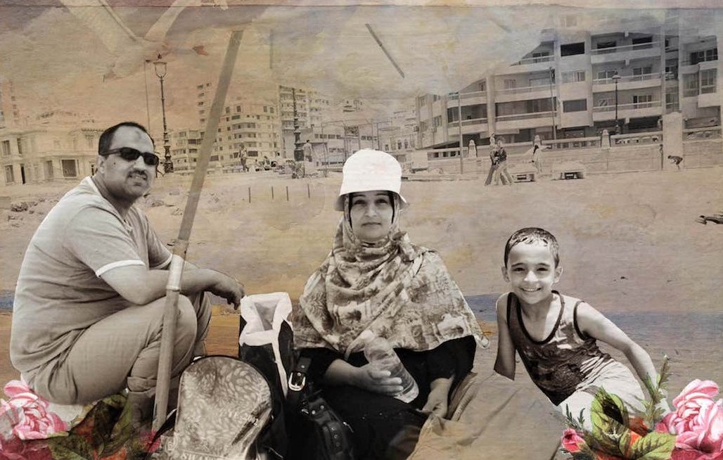 L'image présente une scène où trois personnes sont assises sur une plage ou près d'un bord de mer. Deux adultes, un homme et une femme, ainsi qu'une jeune fille, semblent attendre ou se reposer. L'homme porte des lunettes de soleil et est vêtu de manière décontractée. La femme, portant un foulard, est assise à côté de lui, tandis que la fillette, souriante, se trouve à côté d'eux. En arrière-plan, il y a des bâtiments et des palmiers qui évoquent une atmosphère estivale. Des éléments artistiques, tels que des oiseaux et des fleurs, ajoutent une touche poétique à l'image.