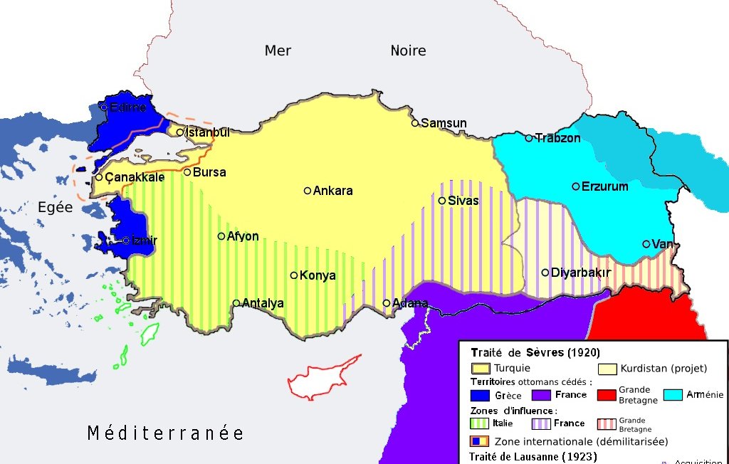 Cette image représente une carte historique de la Turquie et des régions environnantes, illustrant les conséquences du Traité de Sèvres de 1920. Elle délimite les différentes zones d'influence attribuées à divers pays, dont la France, la Grande-Bretagne, l'Arménie et un projet de Kurdistan. On y voit également les frontières de la Turquie selon le Traité de Lausanne de 1923. Les différentes couleurs sur la carte symbolisent les territoires et les zones internationales (délimitées), ainsi que les régions mentionnées dans les traités. La carte visualise ainsi les évolutions politiques du début du XXe siècle dans cette région.