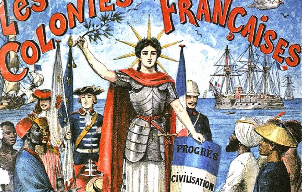 L'image représente une allégorie des colonies françaises, mettant en avant une figure féminine symbolique qui incarne la France. Elle est vêtue d'une armure et porte un drapeau. Elle se tient sur un bateau, entourée de divers personnages, y compris des colons et des habitants des colonies. Les mots "PROGRÈS" et "CIVILISATION" sont visibles sur le bouclier qu'elle tient, suggérant une vision coloniale positive de l'expansion française. En arrière-plan, on aperçoit des navires, renforçant l'idée de l'importance maritime de l'époque coloniale. La scène évoque le thème du colonialisme et de l'expansion des valeurs françaises.