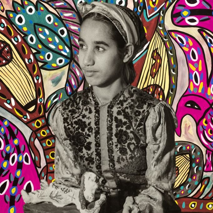 L'image présente une jeune fille, probablement en tenue traditionnelle, qui regarde vers la gauche. Son expression semble contemplative. En arrière-plan, on voit un motif coloré et dynamique, avec des formes telles que des oiseaux et des éléments abstraits, dominé par des teintes vives comme le rose et le violet. Le contraste entre la monochromie de la fille et les couleurs éclatantes du fond crée une atmosphère artistique et intrigante.