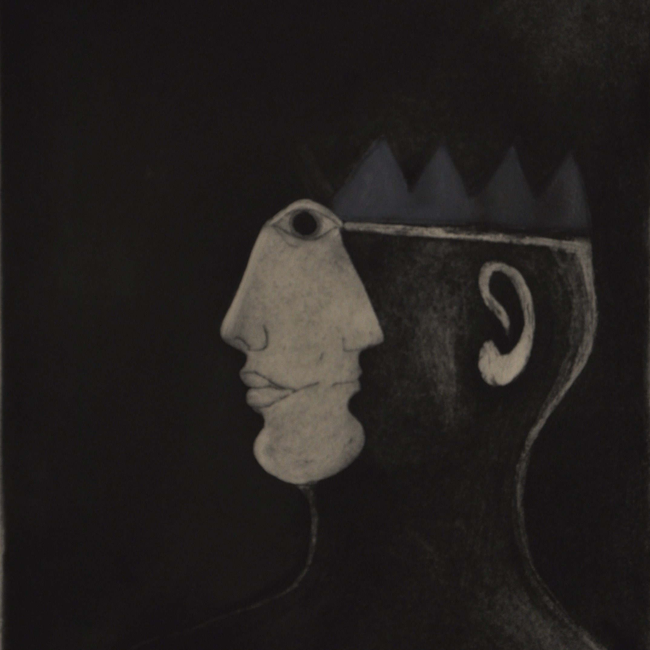 L'image présente un dessin en noir et blanc représentant un visage stylisé. Le profil d'un visage humain est visible à gauche, avec des traits esquissés, une bouche fermée et un regard fixe. À droite, un deuxième profil se dessine, légèrement tourné, avec une forme de tête plus géométrique. Au sommet, une sorte de couronne ou de forme triangulaire ajoute une dimension symbolique. L'arrière-plan est sombre, mettant en avant les contours des visages et créant une atmosphère mystérieuse.