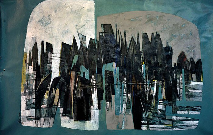 L'image présente une œuvre d'art abstraite avec des formes géométriques et des silhouettes sombres évoquant des structures architecturales. Les couleurs principales sont le noir, le bleu, et des touches de blanc et de gris. Les formes semblent être positionnées de manière irrégulière, créant une sensation de profondeur et de mouvement. L'ensemble dégage une atmosphère à la fois moderne et dynamique, invitant à l'interprétation personnelle.