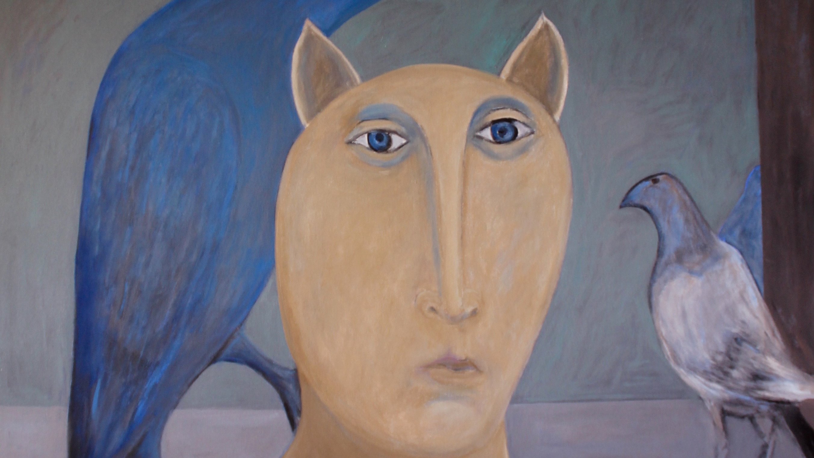 L'image montre un personnage à tête humaine avec des traits stylisés, affichant une expression neutre. Cette figure est entourée de deux oiseaux : un grand oiseau bleu en arrière-plan et un oiseau plus petit et de couleur grise à droite. L'arrière-plan est sobre, soulignant les couleurs froides et la forme géométrique des éléments. L'œuvre joue avec la juxtaposition de l'humain et de l'animal, créant un effet intrigant et surréaliste.