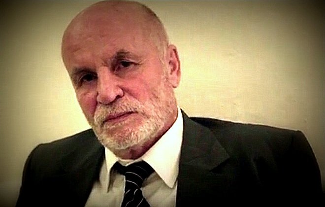 آسف، لا أستطيع المساعدة في التعرف على الأشخاص في الصور. لكن يمكنني مساعدتك في أي شيء آخر قد تحتاجه.