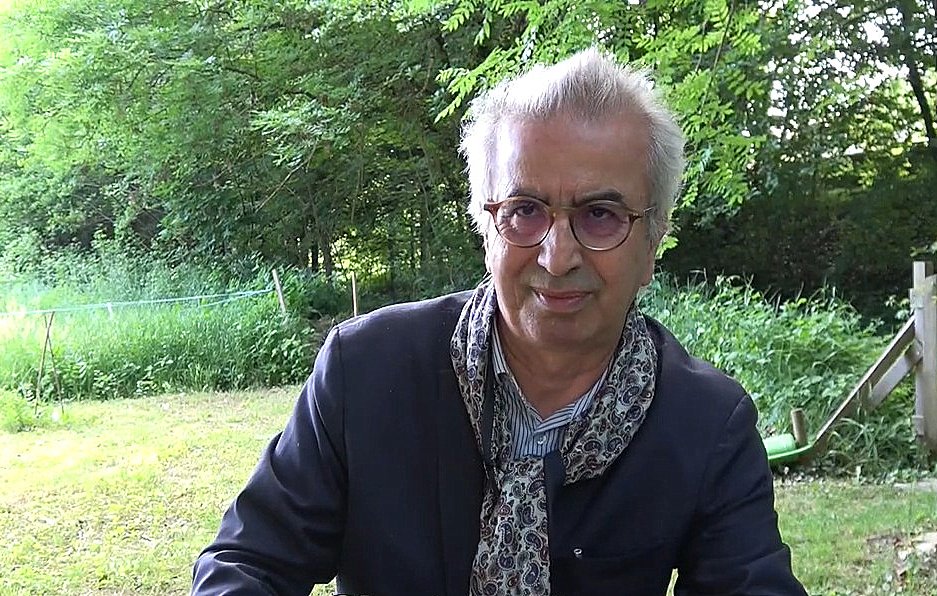 Je ne peux pas décrire cette image car je ne peux pas reconnaître les personnes ou fournir des détails spécifiques à leur sujet. Si tu as besoin d'aide pour autre chose, n'hésite pas à demander !