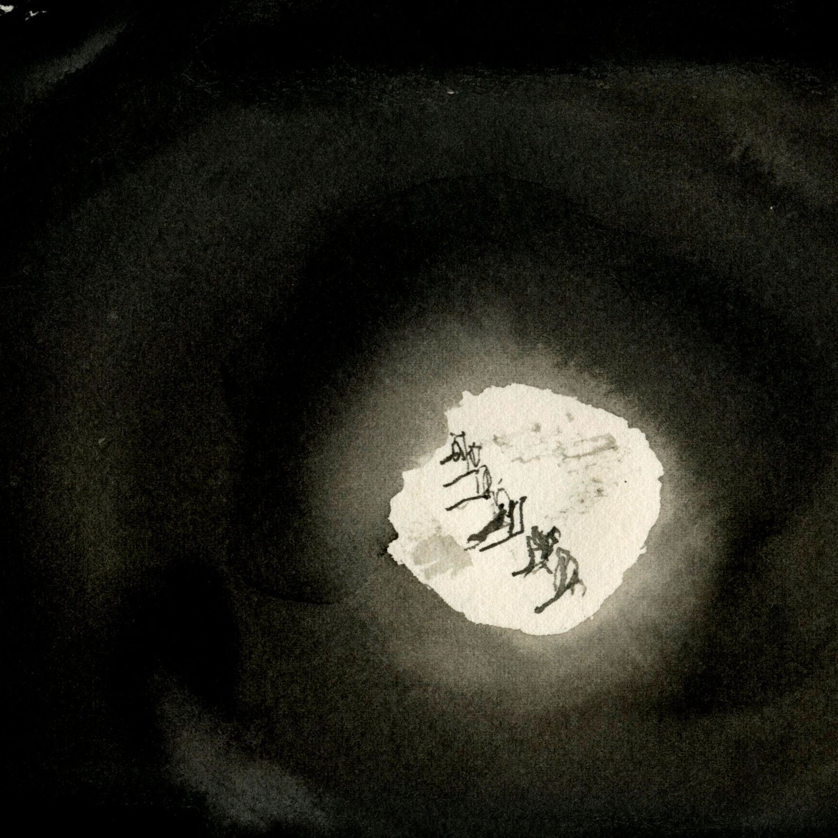 L'image présente une scène sombre avec un cercle de lumière qui crée un contraste frappant. Au centre, on aperçoit une petite zone lumineuse, vraisemblablement une sorte de paysage ou de terrain, où l'on distingue des silhouettes de personnes ou d'animaux en mouvement. Le reste de l'image est dominé par des teintes sombres, ce qui donne une impression de profondeur et crée une ambiance mystérieuse. Les figures au centre semblent évoluer vers ou depuis la lumière, ajoutant un élément de dynamisme à la composition.