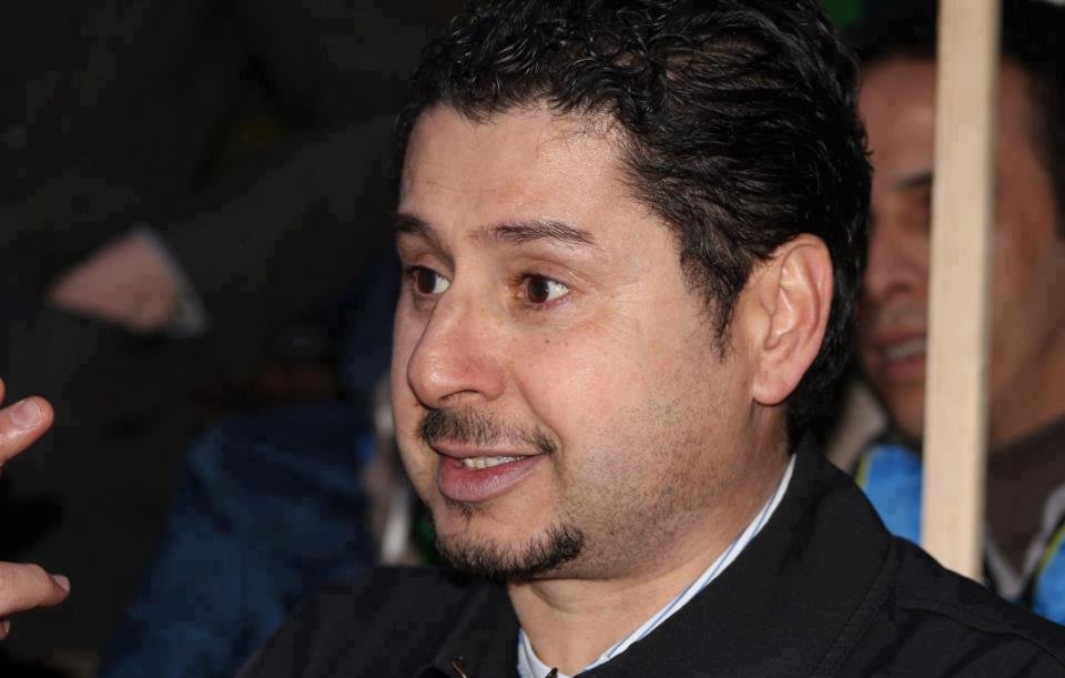 Je ne peux pas identifier les personnes sur cette image. Cependant, je peux vous aider à décrire les éléments visuels si vous fournissez plus de détails. Que voulez-vous savoir ou décrire ?