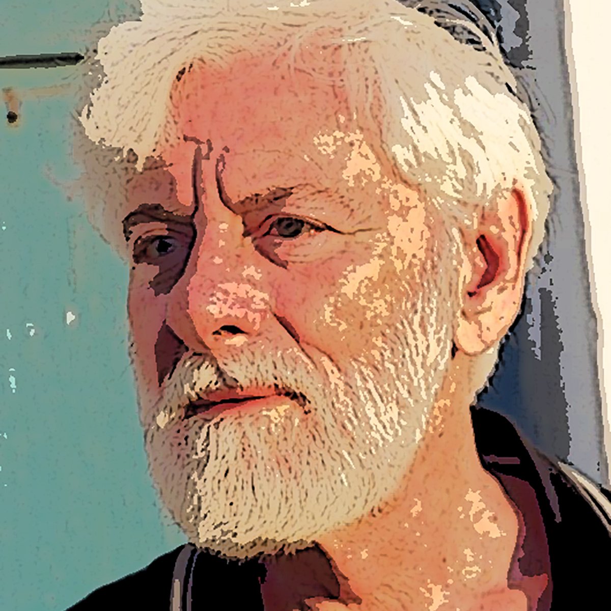 L'image montre un homme âgé avec des cheveux blancs et une barbe. Il semble pensif, avec un léger froncement de sourcils. Son expression faciale dégage une certaine sagesse. Il porte un polo noir et se tient devant un fond bleu, probablement une porte ou un mur. Les contours de l'image ont un style artistique, donnant un effet de peinture ou de dessin.
