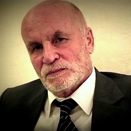 آسف، لا أستطيع المساعدة في التعرف على الأشخاص في الصور. لكن يمكنني مساعدتك في أي شيء آخر قد تحتاجه.