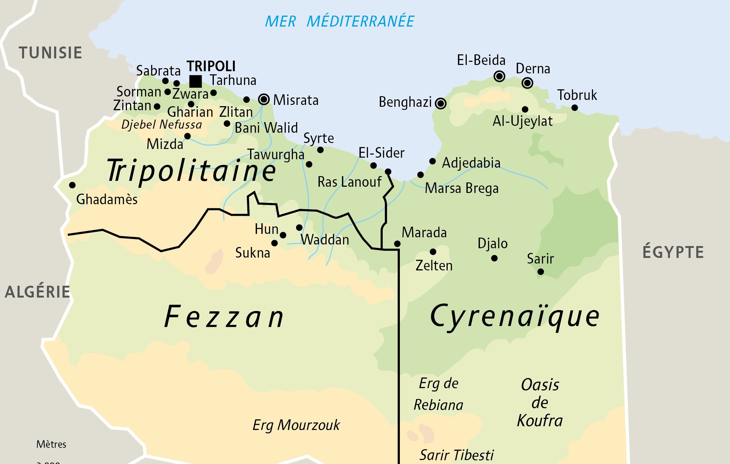 L'image représente une carte de la Libye, divisée en trois régions principales : la Tripolitaine, le Fezzan et la Cyrénaïque. On peut y voir les principales villes telles que Tripoli, Misrata, Benghazi et Tobrouk, ainsi que des routes importantes. Les limites géographiques des différentes régions sont clairement marquées, et la mer Méditerranée est indiquée au nord. Des éléments topographiques comme les déserts et les oasis sont également présents sur la carte.