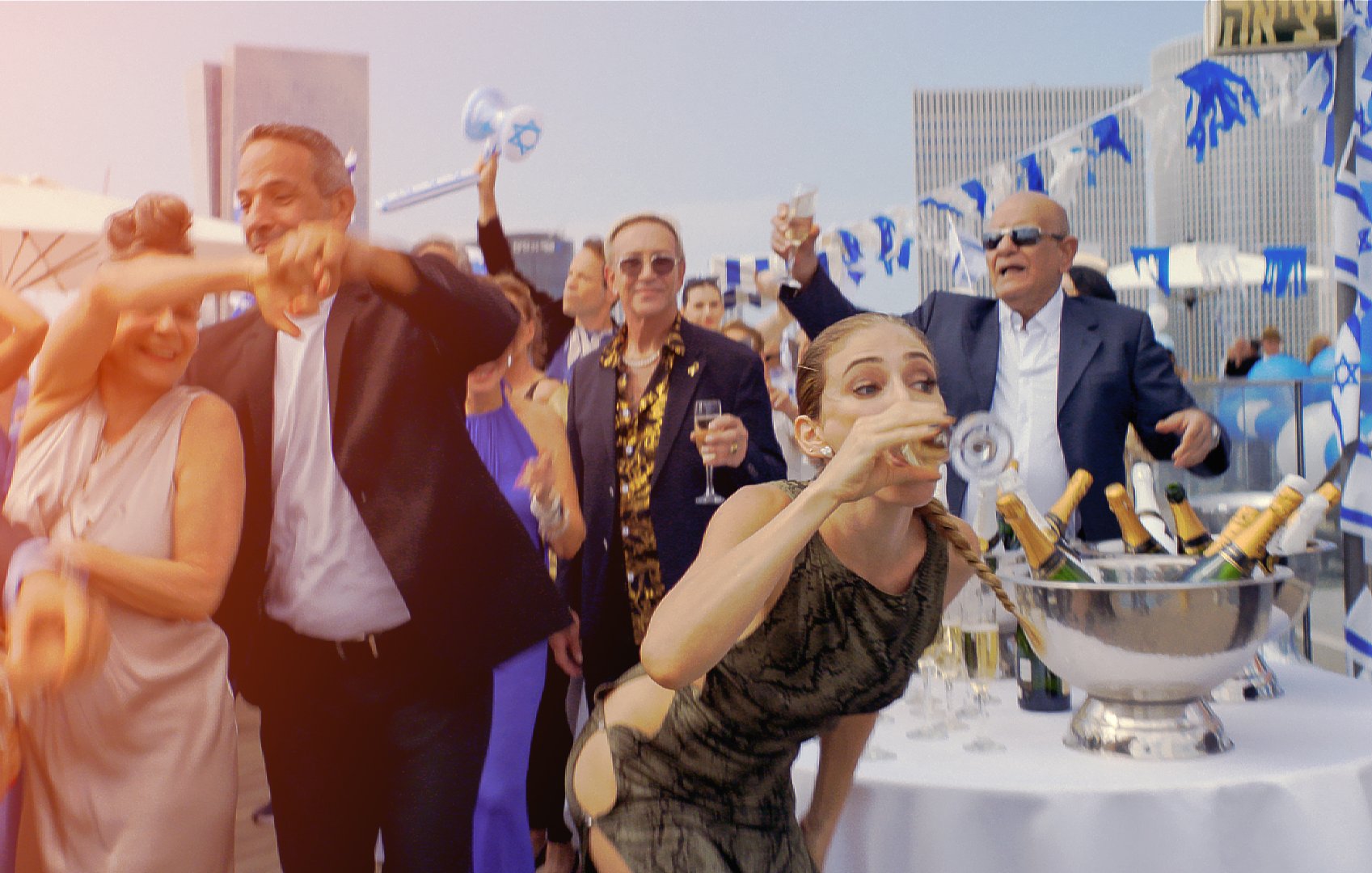 Une fête animée avec des gens dansant et célébrant, des verres à la main.