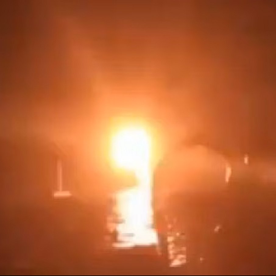 Une lumière intense brille dans l'obscurité, créant une atmosphère mystérieuse.